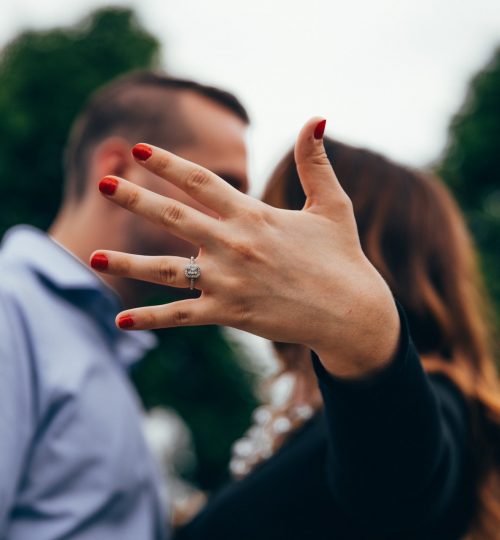 shallow-focus-photography-of-man-and-woman-kissing-each-373977